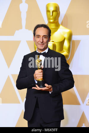 Los Angeles, California, USA. 4 Marzo, 2018. Alexandre Desplat vincitore della migliore musica originale per 'Sforma d'acqua' pone in sala stampa durante il novantesimo annuale di Academy Awards di Hollywood & Highland Center su Marzo 4, 2018 in Hollywood, la California. Credito: Tsuni / USA/Alamy Live News Foto Stock