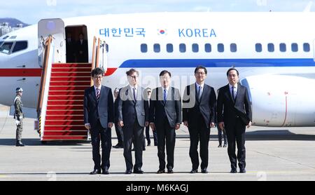 Seoul, Corea del Sud. Mar 5, 2018. Eui Chung-yong (C), top consigliere per la sicurezza nazionale per il Presidente sud coreano Moon Jae-in e capo dell'Ufficio di sicurezza nazionale della Casa Blu, e altri delegati posano per una foto di gruppo prima della loro partenza all'aeroporto di Seoul, Corea del Sud, 5 marzo 2018. Un piano di trasporto il Presidente sud coreano Moon Jae-in di inviati speciali a sinistra per la Diocesi di Pyongyang per tenere colloqui con alti funzionari della Repubblica Popolare Democratica di Corea (DPRK), più i media locali hanno riferito lunedì. Credito: Newsis/Xinhua/Alamy Live News Foto Stock