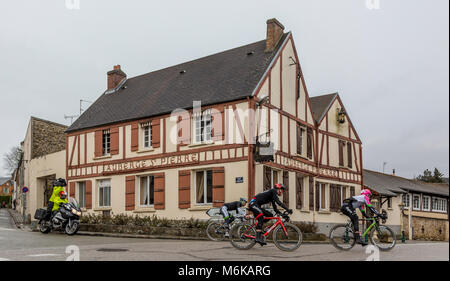 Dampierre-en-Yvelines, Francia. Mar 4, 2018. La breakaway (Pierre Rolland, Jurgen Roelandts,Pierre-Luc Perichon) passando davanti ad una tradizionale francone house durante lo stage1 di Parigi-nizza 2018. Credito: Radu Razvan/Alamy Live News Foto Stock