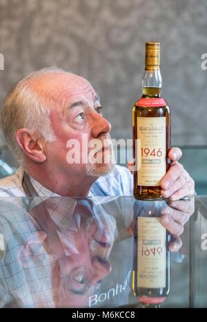 Edinburgh, Regno Unito. Mar 5, 2018. Casa d'Aste, Bonham, terrà una vendita di whisky rari il 7 marzo 2018 alle 11.00. La vendita include due rare whisky; una bottiglia di Macallan Selezionare Posponi 52 anno-vecchio 1946, imbottigliato nel maggio 1998. Esso è stimato pari a £ 12,000-14,000 e una bottiglia di Bowmore nero 1964, imbottigliato nel 1994, stimato a £ 8,000-10,000. Credito: ricca di Dyson/Alamy Live News Foto Stock