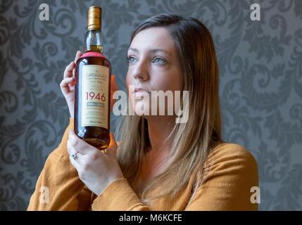 Edinburgh, Regno Unito. Mar 5, 2018. Casa d'Aste, Bonham, terrà una vendita di whisky rari il 7 marzo 2018 alle 11.00. La vendita include due rare whisky; una bottiglia di Macallan Selezionare Posponi 52 anno-vecchio 1946, imbottigliato nel maggio 1998. Esso è stimato pari a £ 12,000-14,000 e una bottiglia di Bowmore nero 1964, imbottigliato nel 1994, stimato a £ 8,000-10,000. Credito: ricca di Dyson/Alamy Live News Foto Stock