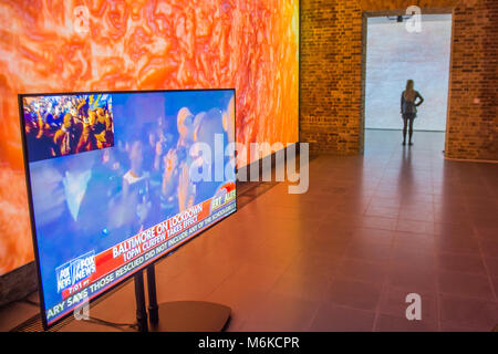 Londra, Regno Unito. Mar 5, 2018. Il primo europeo mostra personale dell'artista americano Sondra Perry alla Serpentine Gallery. Nuovo lavoro utilizza strumenti digitali che vanno dalla schermata blu e la tecnologia 3D di Avatar per fondare il metraggio di internet. Il sito-specifica installazione incorpora anche opere esistenti da Perry, compresi bagnato e ondulate guarda - Il tifone provenienti su (2016), che entrambi i riferimenti e altera digitalmente JMW Turner 1840 pittura, la nave di schiavi. Credito: Guy Bell/Alamy Live News Foto Stock