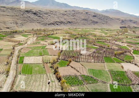 Foto aerea di una valle tra Kabul e Ghazni in Afghanistan con campi agricoli e sulle montagne Foto Stock