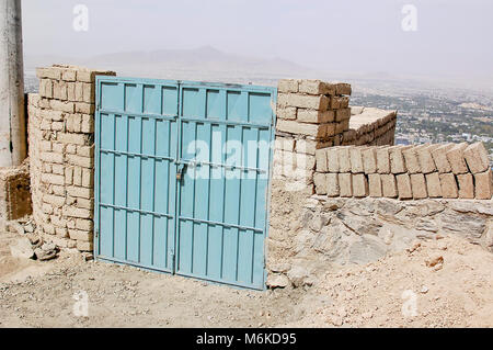 Gate ad un insediamento informale sulle colline di Kabul in Afghanistan Foto Stock