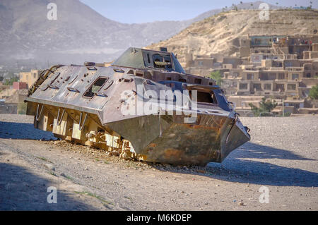 Un vecchio veicolo militare nella capitale dell'Afghanistan Kabul Foto Stock