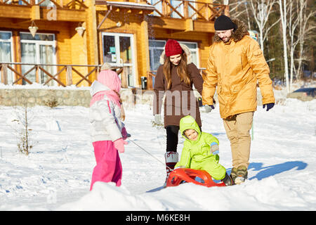 Famiglia unita sulla passeggiata invernale Foto Stock