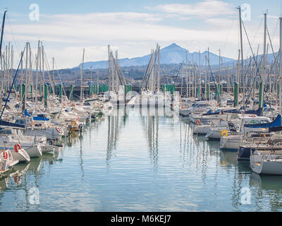 Yacht nella baia di Hondarribia, Paesi Baschi Foto Stock