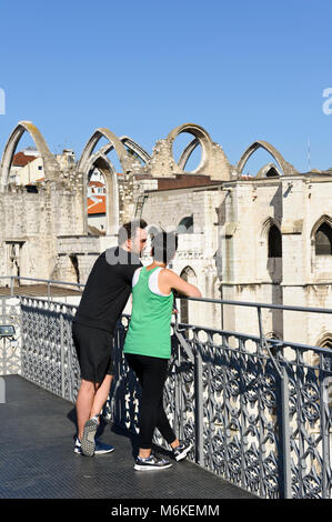 Un giovane ammirando la vista dalla Santa Justa a Lisbona, Portogallo Foto Stock