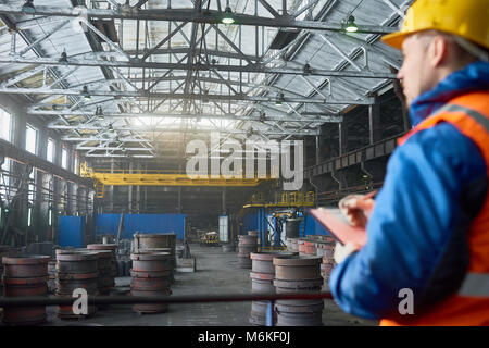 Ispettore fiducioso avvolto in un lavoro Foto Stock