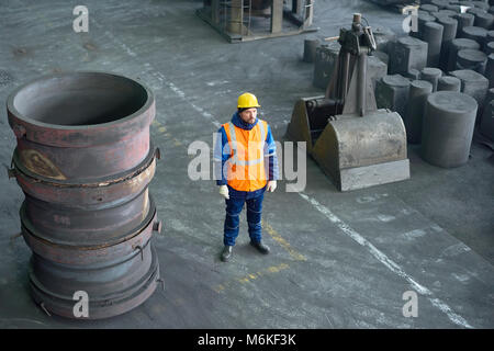 Malinconici lavoratore presso il reparto di produzione Foto Stock