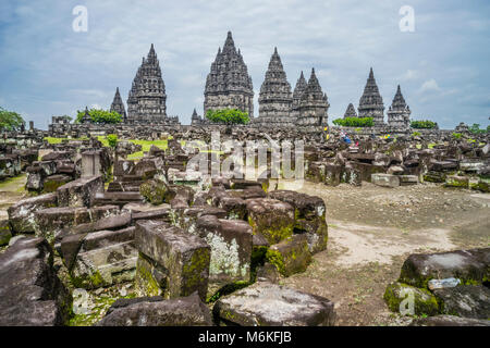 Indonesia, Java centrale, sparsi in muratura composti esterna della metà del IX secolo Prambanan tempio indù Foto Stock