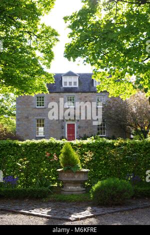 Lusso grande periodo di granito e proprietà simmetrica giardino anteriore. Vecchia Aberdeen, Aberdeen University Campus, Scotland, Regno Unito. Foto Stock