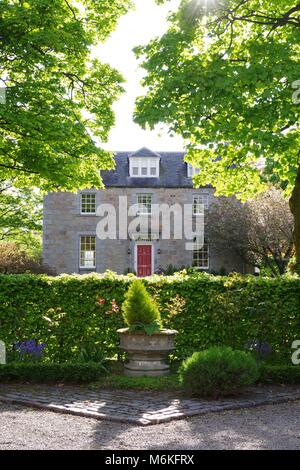 Lusso grande periodo di granito e proprietà simmetrica giardino anteriore. Vecchia Aberdeen, Aberdeen University Campus, Scotland, Regno Unito. Foto Stock