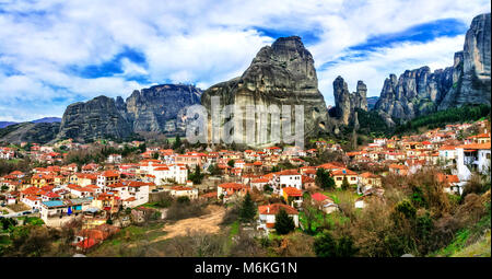 Meteora imponente monastero,Kalambaka village,Grecia. Foto Stock