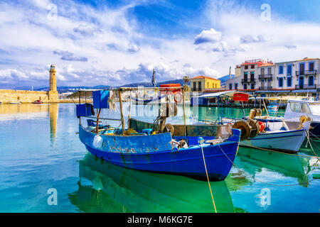 Barca tradizionale e case colorate in Rethimno, Creta, Grecia. Foto Stock