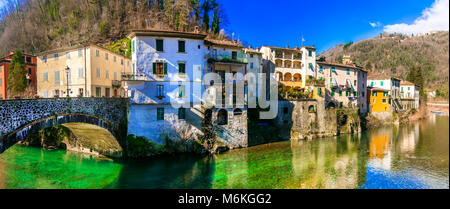 Case tradizionali e ponte vecchio a Bagni di Lucca,Toscana,l'Italia. Foto Stock