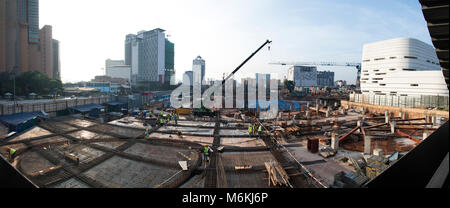 Grande sito di costruzione in una città frenetica Foto Stock