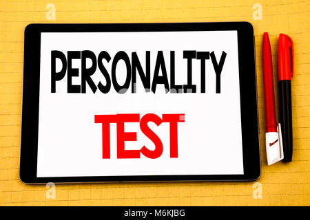 La grafia concettuale didascalia di testo ispirazione mostra test di personalità. Il concetto di business per la valutazione di assetto scritto su tablet, backgroun in legno Foto Stock