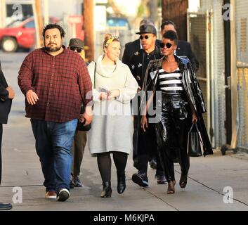 Lupita Nyong'o e Billy Eichner arrivare in 'Jimmy Kimmel Live!' studio con: Lupita Nyong'o Dove: Hollywood, California, Stati Uniti quando: 02 Feb 2018 Credit: WENN.com Foto Stock