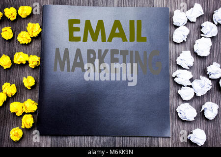 La scrittura a mano didascalia di testo ispirazione mostra Email Marketing. Il concetto di Business Online per il Web Promotion scritto su blocco note nota notebook backg in legno Foto Stock