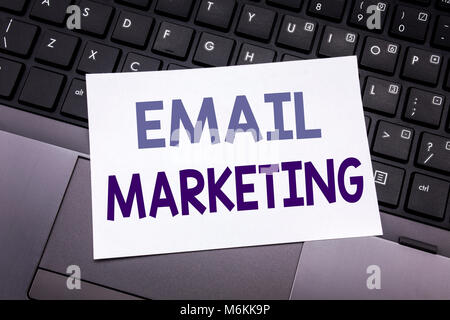 La scrittura a mano didascalia di testo ispirazione mostra Email Marketing. Il concetto di Business Online per il Web Promotion scritto su una nota adesiva carta su keyboar nero Foto Stock