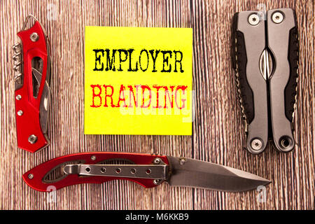 La scrittura a mano didascalia di testo ispirazione mostra Employer Branding. Il concetto di business per la costruzione del marchio scritto sul vecchio sfondo di legno con pocket knif Foto Stock