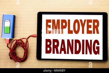 La scrittura a mano didascalia di testo ispirazione mostra Employer Branding. Il concetto di business per la costruzione del marchio scritto su tablet portatile con trama bianco indietro Foto Stock