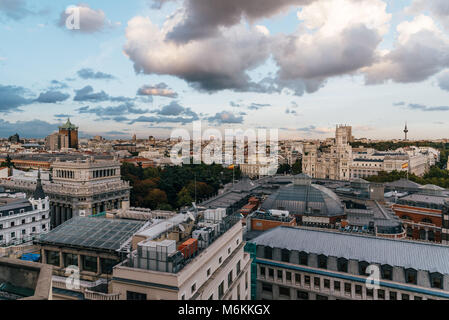 Madrid, Spagna - 3 Novembre 2017: skyline del centro cittadino di Madrid da Circulo de Bellas Artes tetto Foto Stock
