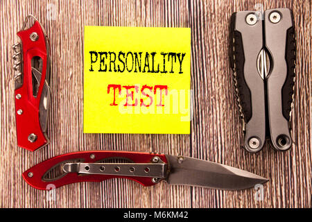 La scrittura a mano didascalia di testo ispirazione mostra test di personalità. Il concetto di business per la valutazione di assetto scritto sul vecchio sfondo di legno con tasca Foto Stock