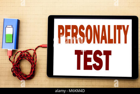 La scrittura a mano didascalia di testo ispirazione mostra test di personalità. Il concetto di business per la valutazione di assetto scritto su tablet portatile con trama bianca Foto Stock