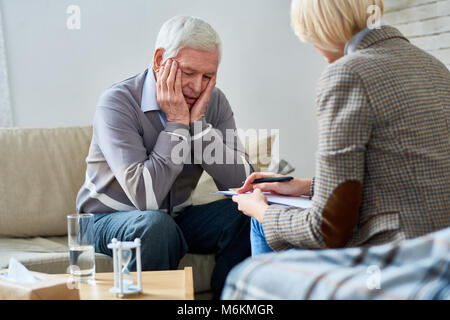 Terapista Consulting Senior paziente Foto Stock