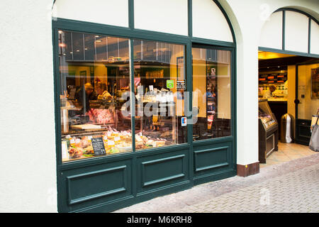 Tedesco e i viaggiatori stranieri la selezione e l'acquisto di cibo al ristorante in heidelberger piazza del mercato Marktplatz o su settembre 8, 2017 a Heidelberg, Foto Stock