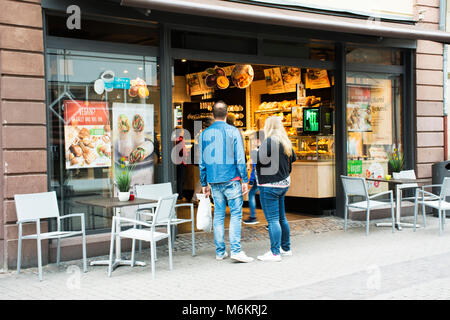 Tedesco e i viaggiatori stranieri in piedi e guardando il cibo al ristorante in heidelberger piazza del mercato Marktplatz o su settembre 8, 2017 a Heidelberg, Foto Stock