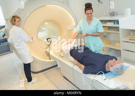 Paziente sottoposto a scansione MRI in ospedale Foto Stock