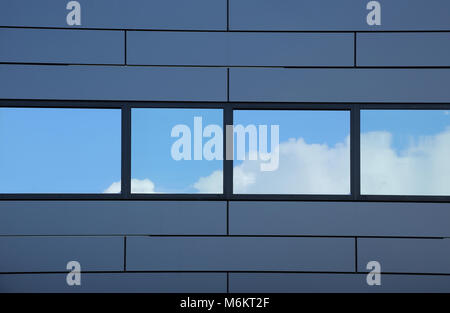 Composito di alluminio pannelli di rivestimento installato accanto al vetro riflettente Windows sul nuovo Crowne Plaza Hotel London Heathrow Airport, Regno Unito Foto Stock