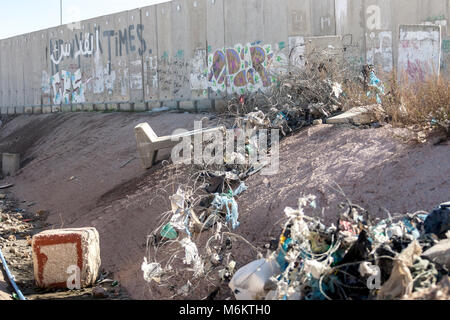 Kalandia, Palestina, 12 Gennaio 2011: un muro di cemento costruito da Israele per fermare il pendolarismo palestinesi a Gerusalemme Est. Foto Stock