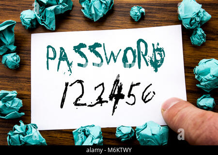 Annuncio della scrittura testo che mostra la password 123456. Il concetto di business per la sicurezza Internet scritto su una nota adesiva carta, sullo sfondo di legno piegato y Foto Stock