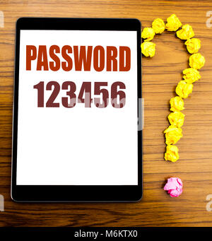 Annuncio della scrittura testo che mostra la password 123456. Il concetto di business per la sicurezza Internet scritto su tablet sfondo di legno in ufficio tavolo. Foto Stock