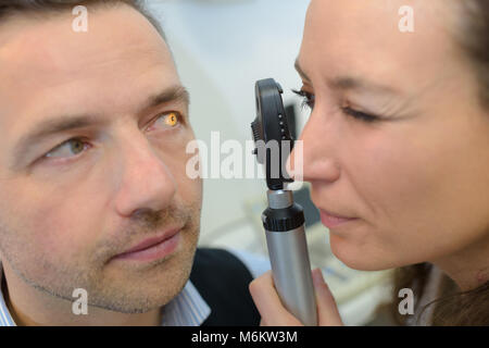 Controlli maschio gli occhi sulle moderne attrezzature Foto Stock