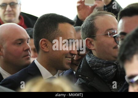 Pomigliano d'arco, Italia. 04 Mar, 2018. Il leader e candidato premier del Movimento 5 Stelle Luigi Di Maio di Pomigliano D'Arco durante le operazioni di voto. Credito: Salvatore Esposito/Pacific Press/Alamy Live News Foto Stock