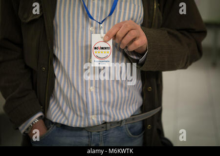 Napoli, Italia. 04 Mar, 2018. Elenco di rappresentanti del Movimento 5 Stelle il partito assiste negli ultimi minuti di voti. Credito: Claudio Menna/Pacific Press/Alamy Live News Foto Stock