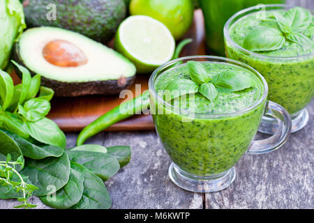 Sano verde cocktail di vitamine nella coppa di vetro Foto Stock