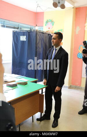 Pomigliano d'arco, Italia. 04 Mar, 2018. Il leader e candidato premier del Movimento 5 Stelle Luigi Di Maio di Pomigliano D'Arco durante le operazioni di voto. Credito: Salvatore Esposito/Pacific Press/Alamy Live News Foto Stock