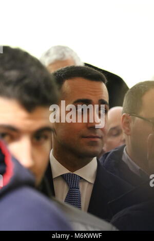 Pomigliano d'arco, Italia. 04 Mar, 2018. Il leader e candidato premier del Movimento 5 Stelle Luigi Di Maio di Pomigliano D'Arco durante le operazioni di voto. Credito: Salvatore Esposito/Pacific Press/Alamy Live News Foto Stock