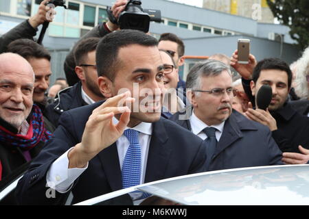 Pomigliano d'arco, Italia. 04 Mar, 2018. Il leader e candidato premier del Movimento 5 Stelle Luigi Di Maio di Pomigliano D'Arco durante le operazioni di voto. Credito: Salvatore Esposito/Pacific Press/Alamy Live News Foto Stock