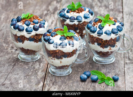 Deserto fatti in casa con panna trito di biscotti e di mirtilli freschi Foto Stock