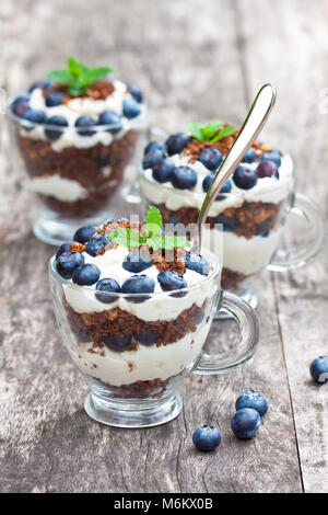 Deserto fatti in casa con panna trito di biscotti e di mirtilli freschi Foto Stock