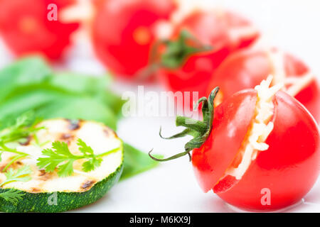 Farcite i pomodori ciliegia con formaggio e zuccini alla griglia Foto Stock