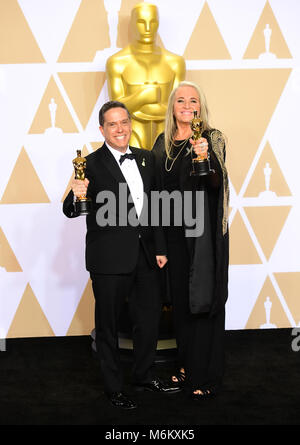 Lee Unkrich e darla K. Anderson con il loro miglior lungometraggio animato Oscar per Coco in sala stampa al novantesimo Academy Awards tenutosi presso il Teatro Dolby in Hollywood, Los Angeles, Stati Uniti d'America.Â Foto Stock