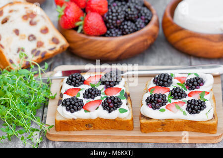 Toast con crema di formaggio e frutti di bosco freschi Foto Stock